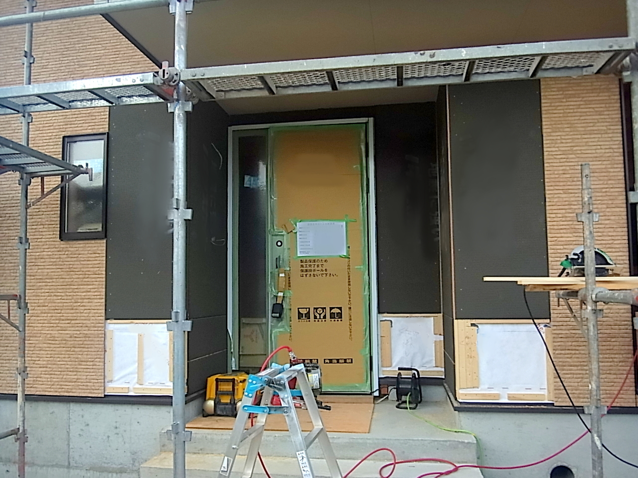サイディングのリフォーム現場の様子。記事テーマと合致。