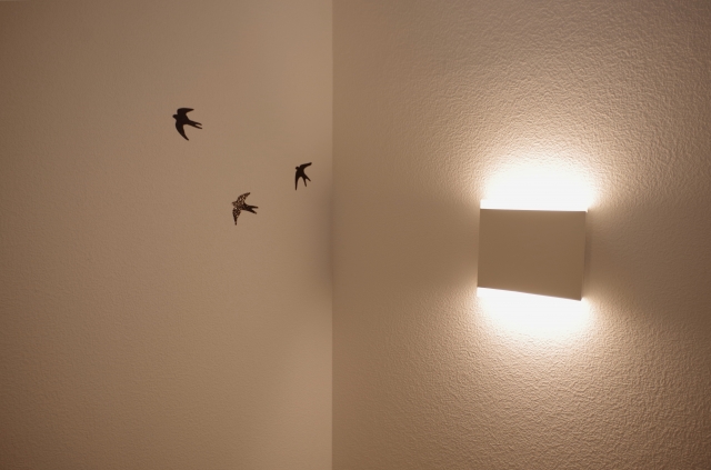 おしゃれな間接照明を演出するブラケットライト。記事テーマに合わせています。

