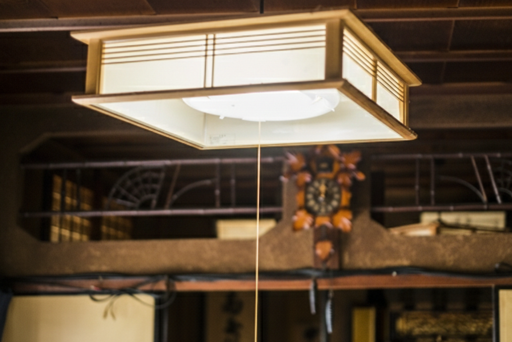 写真は照明器。古い住宅を表現するために貼っています。