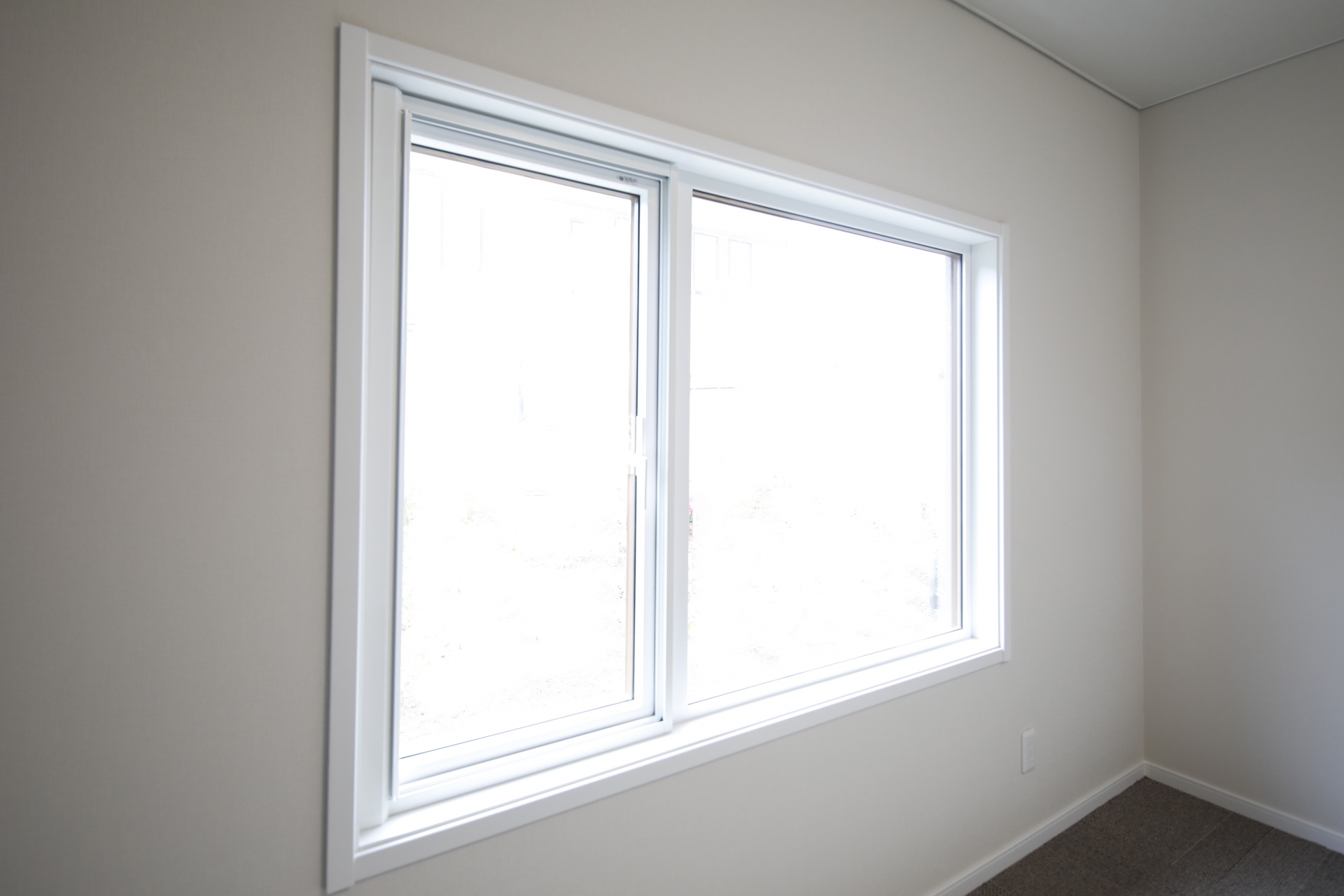 サッシ窓の写真。記事のテーマに合致しています。