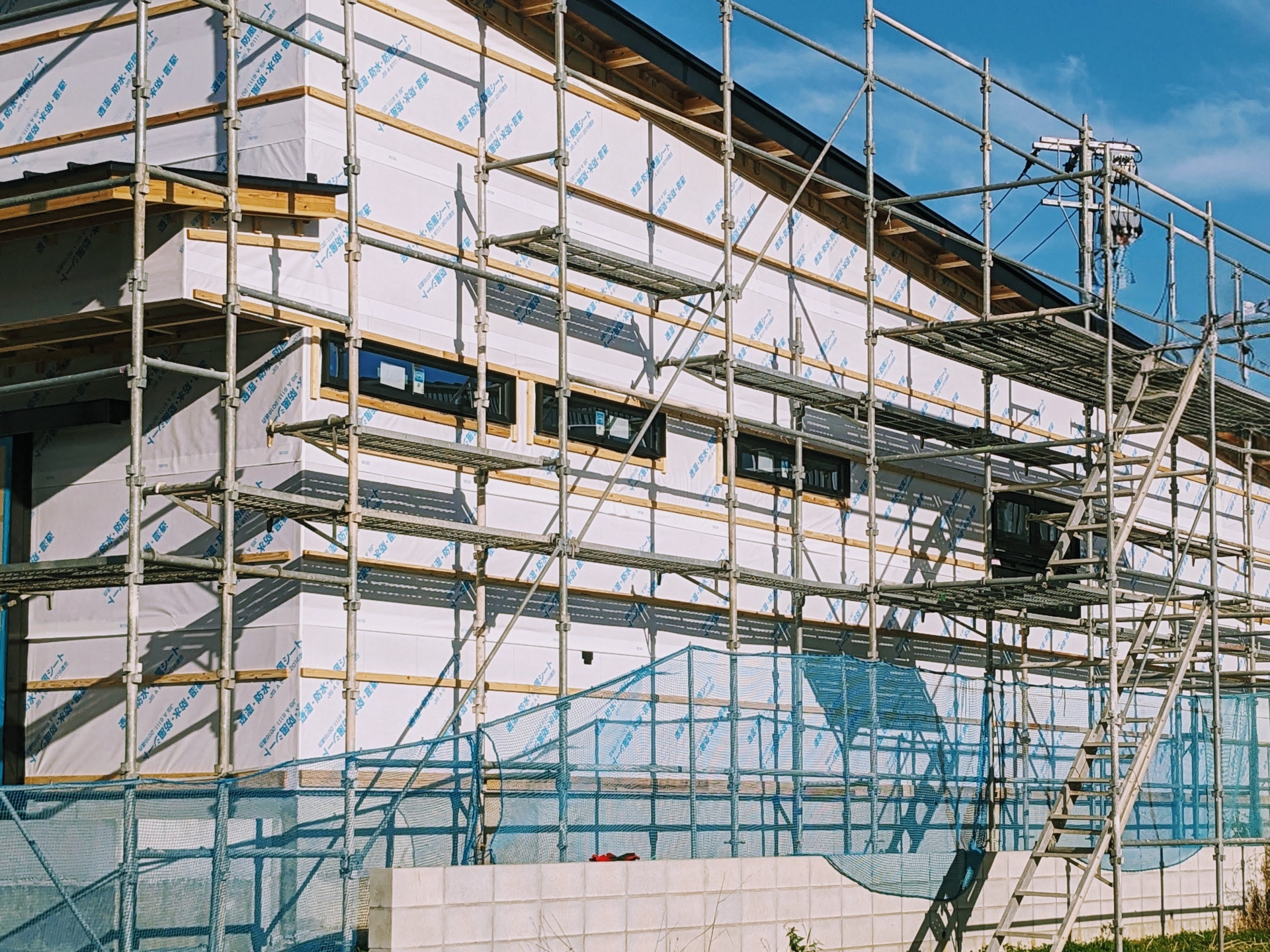 住宅工事の写真。記事テーマと合致。